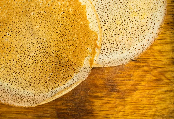 木製の背景の上面に薄いパンケーキ — ストック写真
