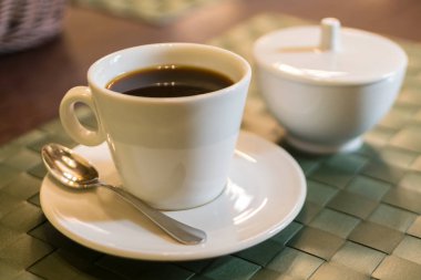 Beyaz bir fincan kahve Americano