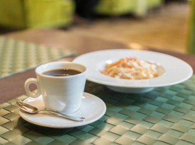 Beyaz bir fincan kahve Americano