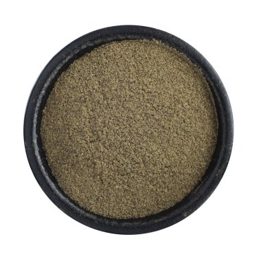 Çekilmiş karabiber üzerinde beyaz izole yığını