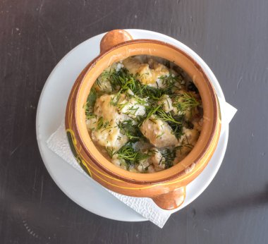 Patates ve dereotu ile bir kil tencerede demlenmiş et