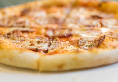 Taze sıcak Pizza biberli sosis ve otlar ile serpilir Mozzarella peyniri ile