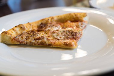 Taze sıcak Pizza biberli sosis ve otlar ile serpilir Mozzarella peyniri ile