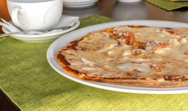 Verse hete Pizza met Mozzarella Kaas — Stockfoto