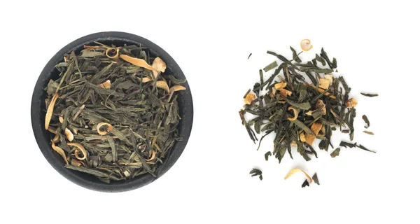 Sterty suchej zielonej herbaty z dodatkami — Zdjęcie stockowe