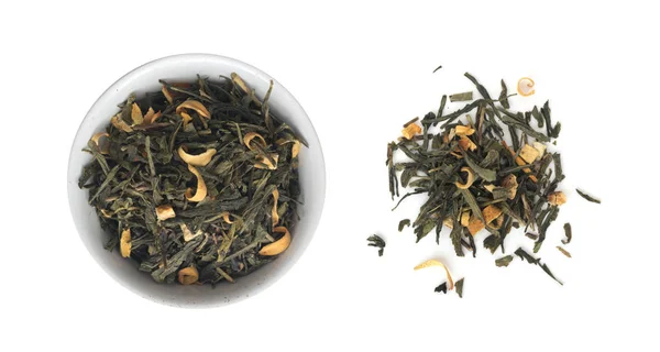 Sterty suchej zielonej herbaty z dodatkami — Zdjęcie stockowe