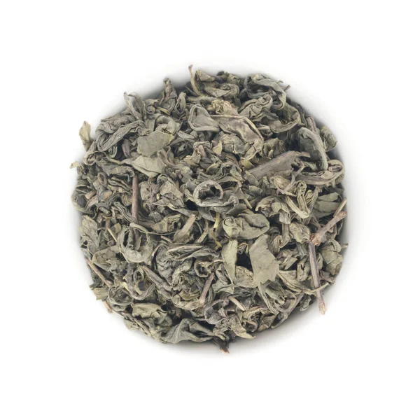 Folhas de chá verde seco no fundo branco — Fotografia de Stock
