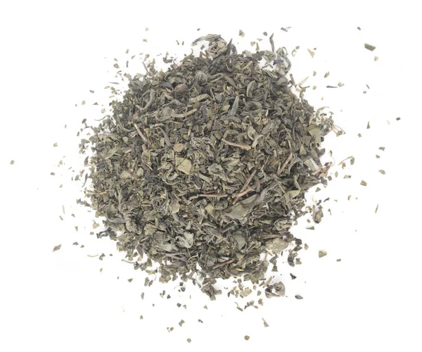 Trockene grüne Teeblätter auf weißem Hintergrund — Stockfoto