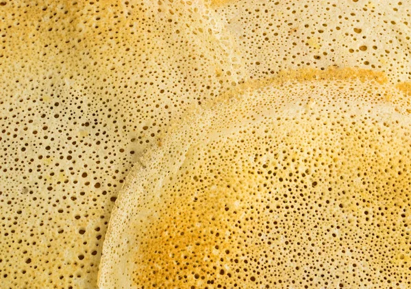 Dünne Pfannkuchen auf einem hölzernen Hintergrund Draufsicht. frische hausgemachte Crêpes — Stockfoto
