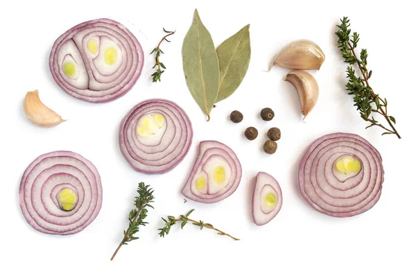 Dilimlenmiş kırmızı soğan ve çeşitli baharatlar