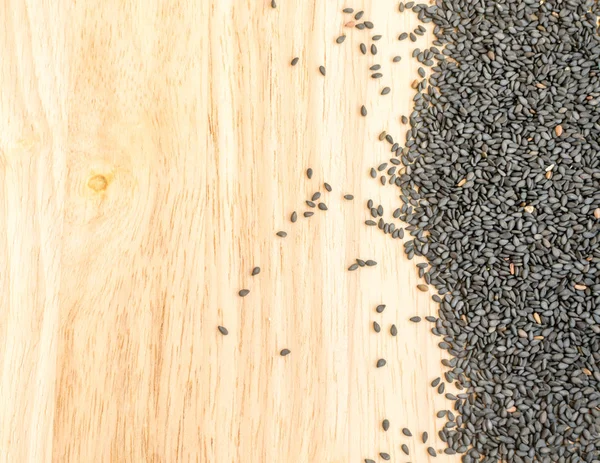 Semillas de sésamo negro sobre fondo de madera con espacio para texto — Foto de Stock