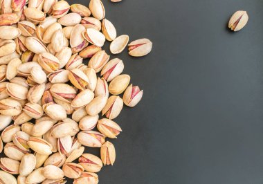 Siyah arka plan üzerine tuzlu fıstık