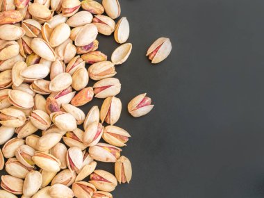 Tuzlu fıstık kabuğu ve soyulmuş Antep fıstığı