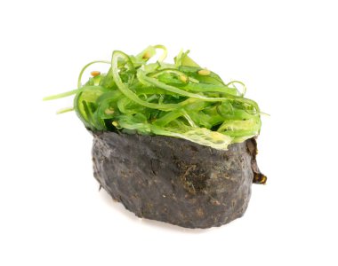 Gunkan suşi izole deniz yosunu ile