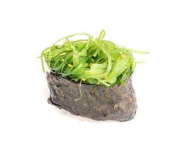 Gunkan suşi izole deniz yosunu ile