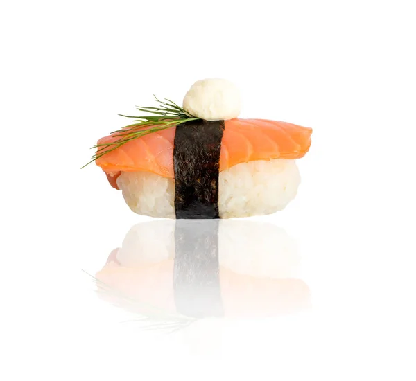 サーモンと白い背景の上の海苔海苔の握り寿司 — ストック写真