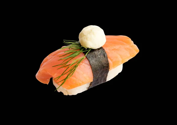 サーモンと黒い背景に海苔海苔の握り寿司 — ストック写真