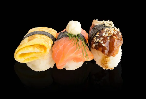 Різні японських суші ізольовані на чорному фоні — стокове фото