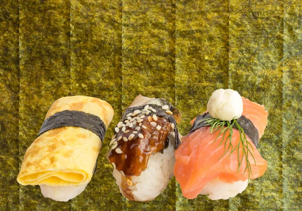 Olika japanska Sushi isolerad på vit bakgrund — Stockfoto