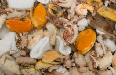 Taze deniz ürünleri parçalarını hızlı pişirme için donmuş. Deniz kokteyl arka plan Üstten Görünüm