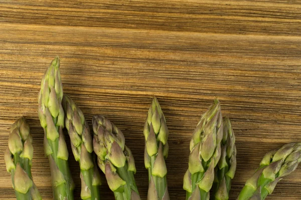 Asparagi da giardino crudi — Foto Stock