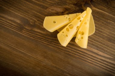 Peynir rustik ahşap arka plan üzerinde dilimlenmiş