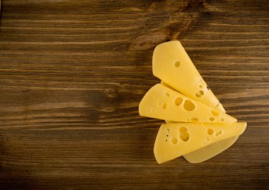 Peynir rustik ahşap arka plan üzerinde dilimlenmiş