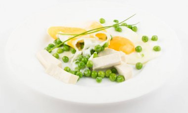 Yeşil bezelye ile kızarmış yumurta