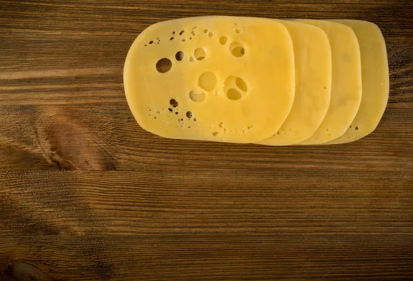 Plátkový sýr rustikální dřevěné pozadí — Stock fotografie