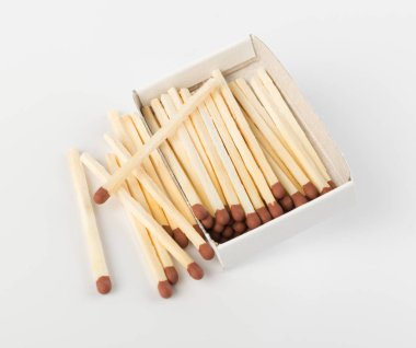 Kahverengi maçlar ile açılan kibrit kutuları