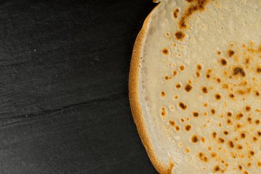 Siyah arka plan üzerine ince krep