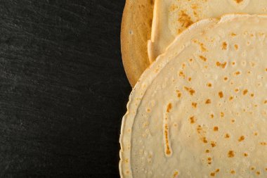 Siyah arka plan üzerine krep