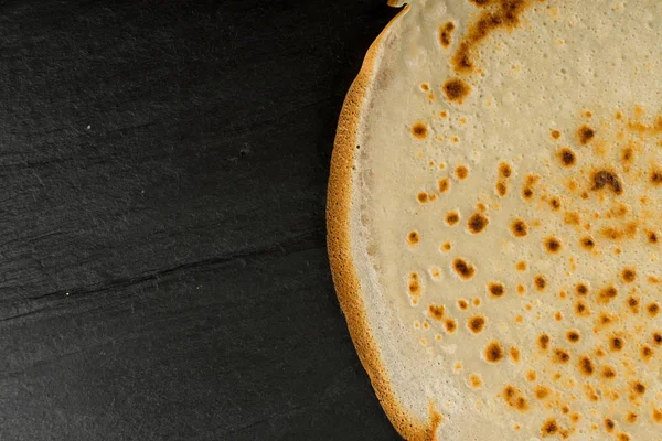 Tunna pannkakor på svart bakgrund — Stockfoto