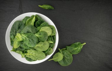 taze ıspanak yaprakları