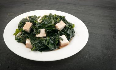 Pişmiş Wakame deniz yosunu salata