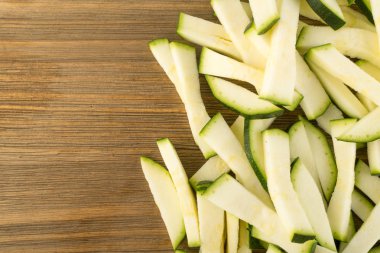 Ahşap üzerine doğranmış kabak