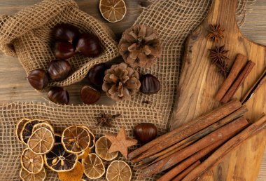 Kahverengi sonbahar, kestaneler ve kurutulmuş limonlarla dolu sakin bir hayat.
