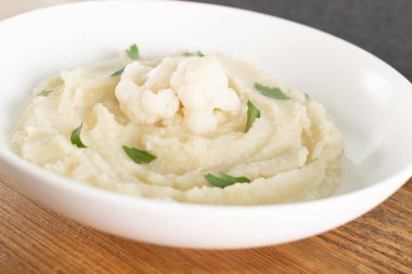 Ev yapımı Karnabahar püresi ya da lahana ezmeli Colcannon.