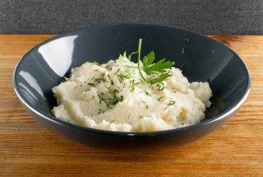 Ev yapımı Karnabahar püresi ya da lahana ezmeli Colcannon.