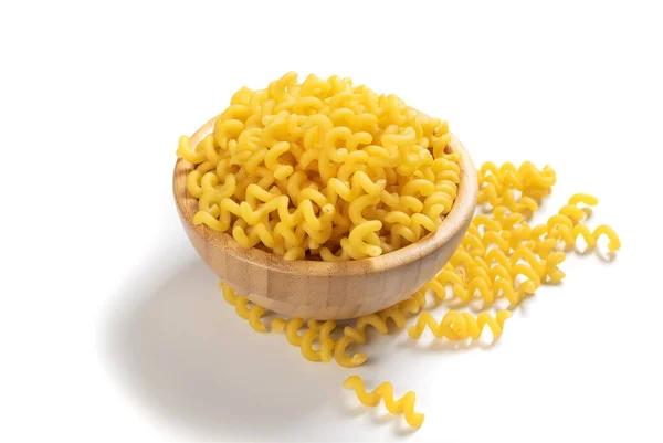 Pastas de cavatappi amarillas crudas aisladas sobre fondo blanco —  Fotos de Stock