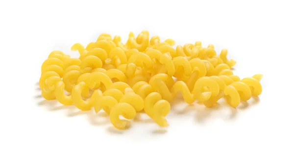 Pasta cruda di cavatappi gialli isolata su fondo bianco — Foto Stock