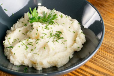 Ev yapımı Karnabahar püresi ya da lahana ezmeli Colcannon.