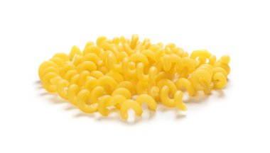 Beyaz zemin üzerinde çiğ sarı cavatappi makarna izole
