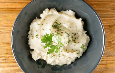 Ev yapımı Karnabahar püresi ya da lahana ezmeli Colcannon.