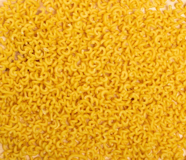 Raw giallo cavatappi pasta texture sfondo vista dall'alto — Foto Stock