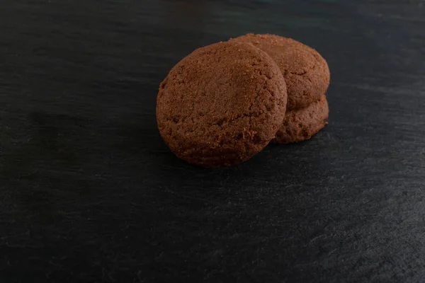 테이블에 초콜릿 충전 소프트 초콜릿 버터 쿠키 — 스톡 사진