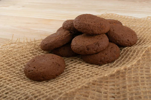 Biscotti al burro di cioccolato morbido con ripieno di cioccolato sulla tavola — Foto Stock