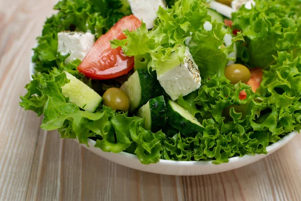 Griechischer Salat, Horiatiki oder Dorfsalat mit Feta-Käse — Stockfoto