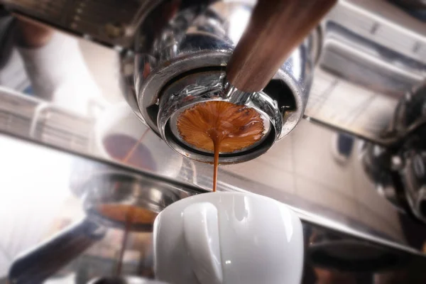 Herstellung von Espresso-Kaffee im Coffeeshop oder Café Nahaufnahme — Stockfoto