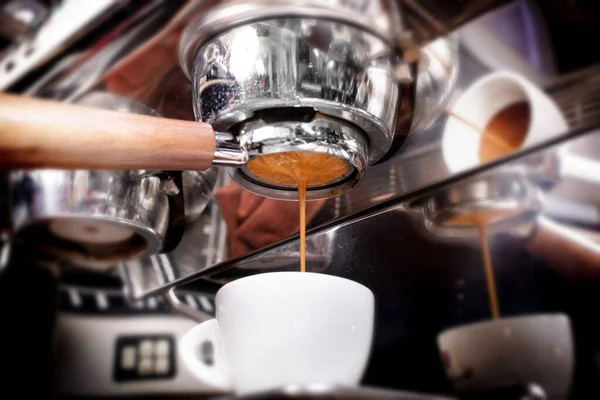 Herstellung von Espresso-Kaffee im Coffeeshop oder Café Nahaufnahme — Stockfoto
